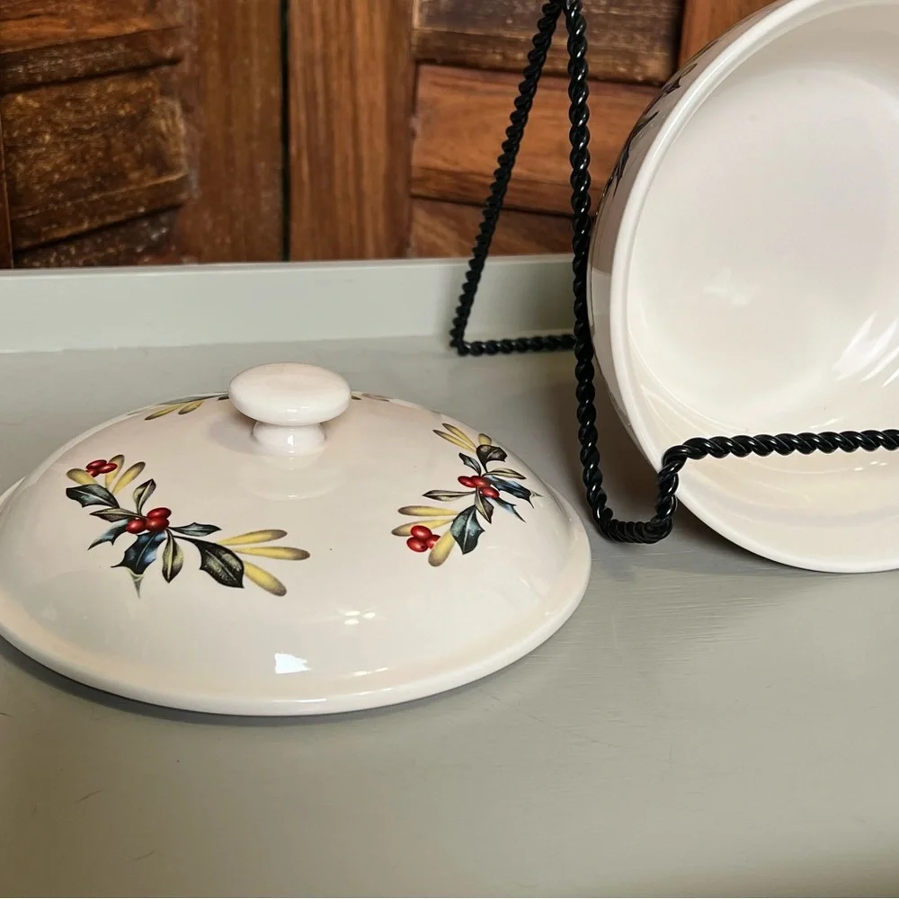 Lennox Holiday/Winter Bluebird Covered Casserole Dish. Classic style with lid ❤️